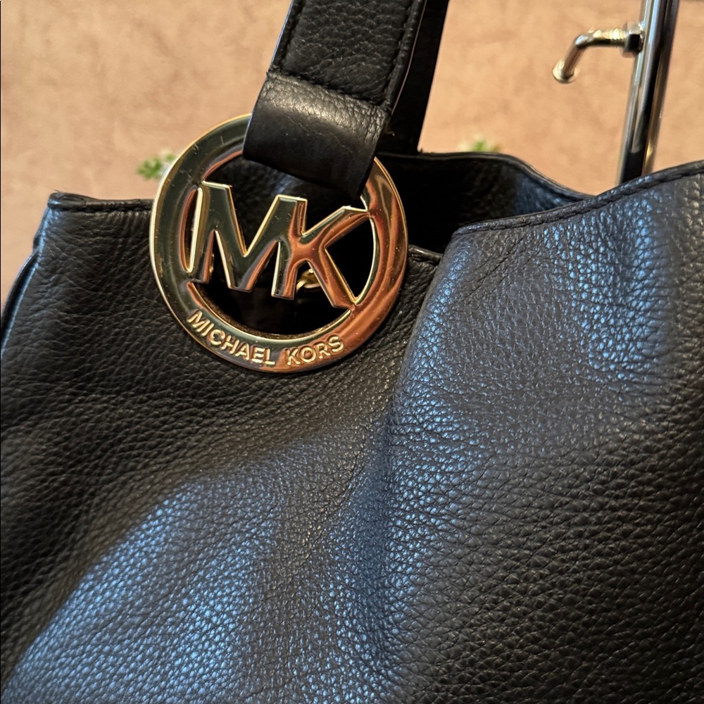 Michael Kors Black Shoulder Bag - Picture 4 of 17
